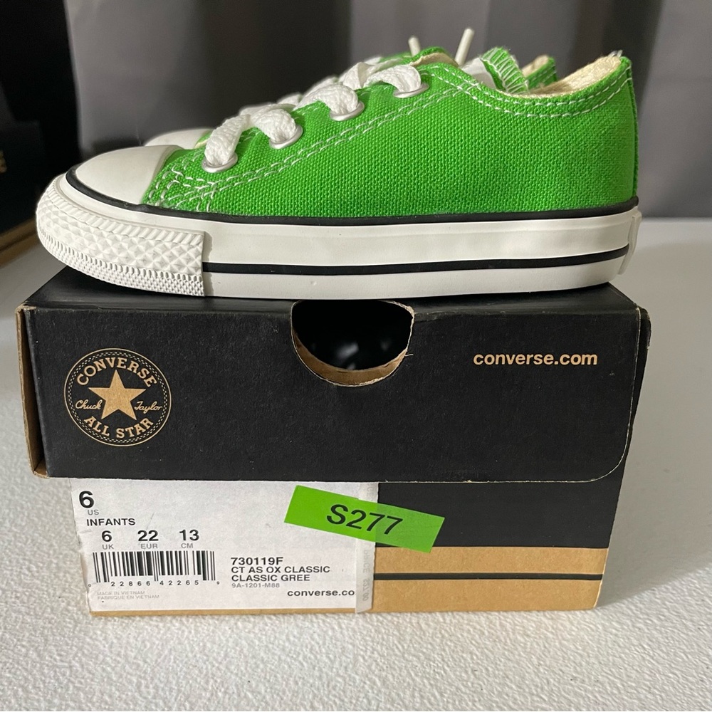 Converse Classic Green and White Infant Size 6 Sneakers NIB NWT Offers Welcome!